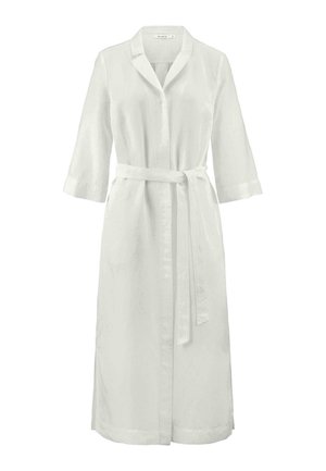 Accappatoio bianco in lino con colletto, maniche a tre quarti, cintura in vita e spacchi laterali. Tessuto liscio, leggero e vestibilità comoda.