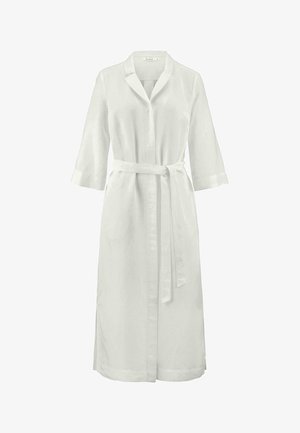 Accappatoio bianco in lino con colletto, maniche a tre quarti, cintura in vita e spacchi laterali. Tessuto liscio, leggero e vestibilità comoda.