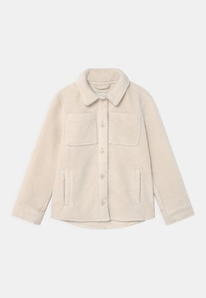 Beige fleecejakke med krave, to lappelommer foran og knaplukning. Blød tekstur og lange ærmer.