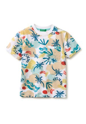 T-shirt blanc à manches courtes avec des formes abstraites colorées, des motifs de palmiers, le texte "SALTY SEA" et une petite poche poitrine à l'avant.