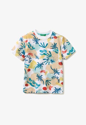 Witte T-shirt met korte mouwen met kleurrijke abstracte vormen, palmboommotieven, de tekst "SALTY SEA" en een klein borstzakje aan de voorkant.