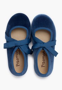 Zapatos de bailarina de terciopelo azul marino con un interior suave, diseñados con punta redonda y dos cintas de tela para un ajuste seguro.