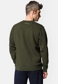 Zielony sweter crewneck wykonany z grubej mieszanki bawełny, z ribbowanymi mankietami i dołem, z logo na tylnej stronie dekoltu. Gładka tekstura.