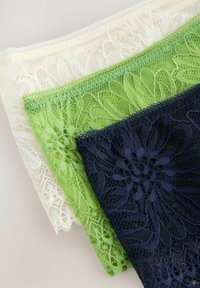 Trois pièces de textile en dentelle de couleur blanche, verte et marine. Chacune présente des motifs floraux intriqués et des bords délicatement festonnés.