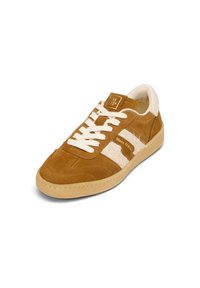 Sneakers en daim marron avec des accents crème, doublure douce et lacets blancs. Dotés d'une semelle en caoutchouc texturée et d'un logo sur la languette.