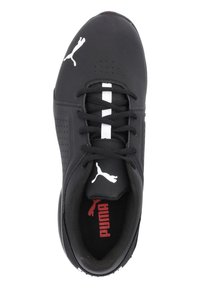 Svart idrottssko med en slät syntetisk ovansida, perforerad textur, vita accenter, tre vita ränder på snörningen och en röd logotyp.