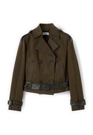 Brązowa, krótkie dwurzędowa marynarka z czarnym skórzanym paskiem, pagonami na ramionach i paskami z klamrami na mankietach, ułożona płasko na białym tle.