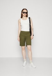 GAP DOWNTOWN BERMUDA - Shorts - army green