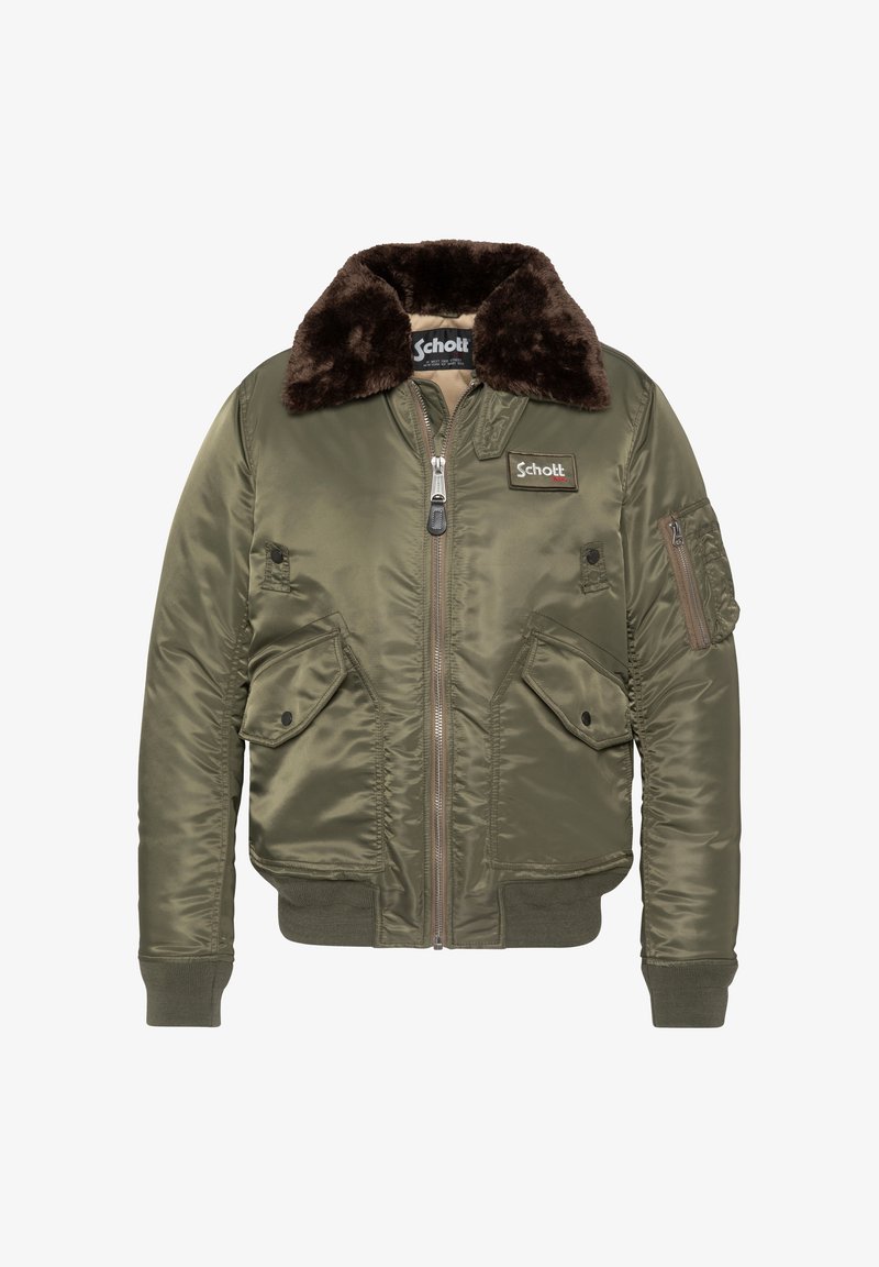 Blouson bomber vert olive avec col en fausse fourrure marron, fermeture éclair frontale, deux poches à rabat, une poche zippée sur le bras et patchs de la marque Schott.
