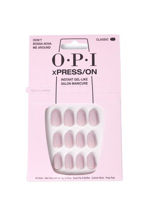 Le set OPI xPRESS/ON comprend 30 ongles en gel souple de couleur rose pâle de différentes tailles, accompagnés de colle à ongles, d'une lime, d'un buffer et d'un pad de préparation.
