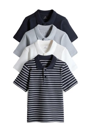 Quattro polo a manica corta in blu navy, grigio chiaro, bianco e blu navy con righe bianche, disposte in pila.