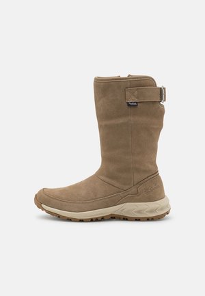 Braune Wildleder-Kniestiefel mit strukturierter Oberfläche, runder Zehenpartie und dicker beiger Sohle. Mit einer seitlichen Schnalle und Markenlogo.