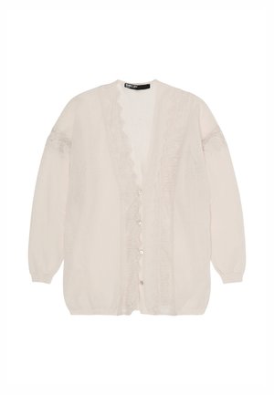 Cárdigan de manga larga de color rosa claro con volantes a lo largo de los botones delanteros y detalles de encaje en las mangas, colocado plano sobre un fondo blanco.