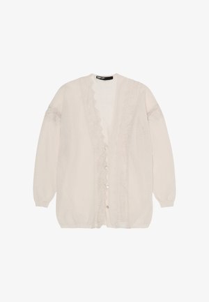 Cárdigan de manga larga de color rosa claro con volantes a lo largo de los botones delanteros y detalles de encaje en las mangas, colocado plano sobre un fondo blanco.