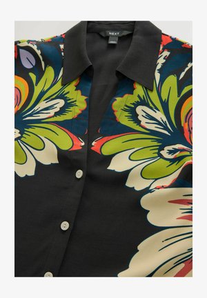Blumenhemd in Schwarz mit lebendigen grünen, pinken und blauen Mustern. Aus glattem Stoff mit klassischem Kragen.