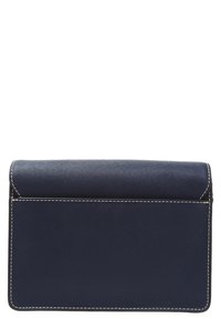 Borsa in ecopelle blu navy con chiusura a pattina, cuciture a contrasto bianche, forma rettangolare, texture liscia e senza elementi metallici visibili.