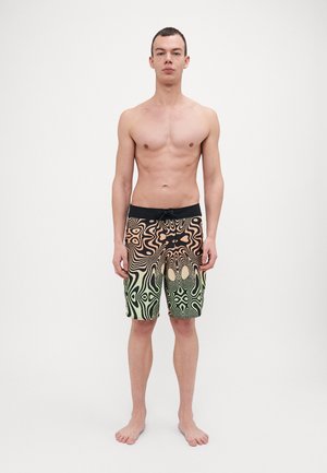 Herren-Badeshorts mit einem schwarzen Bund und einem abstrakten Muster in Orange, Grün und Schwarz. Hergestellt aus leichtem, texturiertem Stoff.