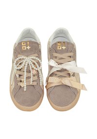 Sneakers in suede marrone con lacci decorativi in perle e dettagli dorati. Una scarpa presenta nastri in satin; l'altra ha dettagli aggiuntivi di charm.
