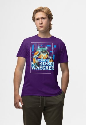Lilla bomulds T-shirt med et grafisk motiv af en robotkarakter med orange og blå accenter, tekst der lyder "EXTREME RA-40-601 WRECKER" nedenfor.