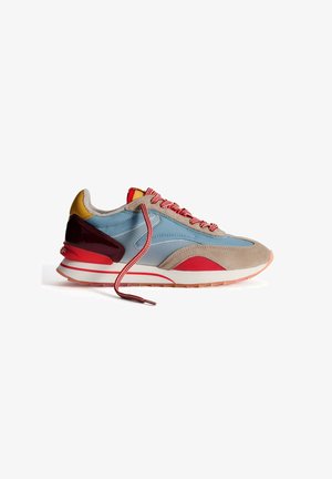 Zapatilla multicolor con cuero azul, gamuza beige, acentos de goma roja y cordones a rayas rojos. Punta redondeada y suela acolchada.