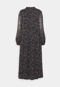 Vestido de manga longa com um fundo escuro e um padrão floral em tons de rosa claro e branco. Feito de um tecido leve e semi-translúcido, apresenta um decote alto.