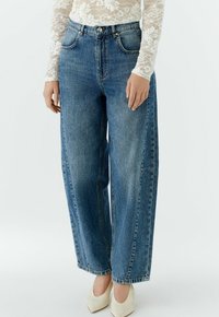 Hellblaue weit geschnittene Jeans aus Denim mit hoher Taille, ausgestattet mit Vordertaschen, einem Knopfverschluss und dezenten Nahtdetails.
