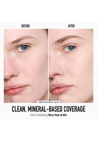 Dubbele afbeeldingsvergelijking die de huid vóór en na het aanbrengen van minerale dekking toont. De huid ziet er gladder en egaler uit, lichte huidtint.