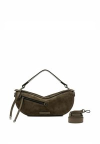 Sac en suede vert olive foncé avec une forme courbée. Il dispose d'une fermeture éclair, d'une bandoulière amovible et d'accents matériels minimalistes.
