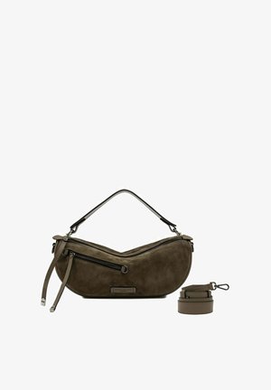 Suède handtas in donkergroen met een gebogen vorm. Voorzien van een ritsluiting, een afneembare schouderband en minimalistische hardware-accenten.