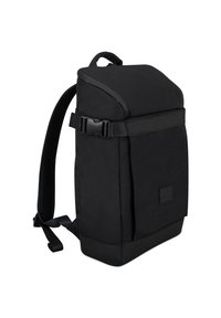 Fekete hátizsák struktúrált dizájnnal, párnázott vállpántokkal, felső fogantyúval és elülső zsebbel, patentos záródással.