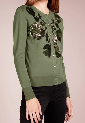 Cardigan vert olive à manches longues, orné de broderies florales en sequins noirs et argentés et d'une fermeture à boutons. Ourlet et poignets côtes.