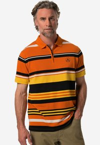 Oranžové polo triko s vodorovnými pruhy v černé, žluté a bílé barvě. Krátké rukávy a límec s knoflíky, na hrudi s logem.