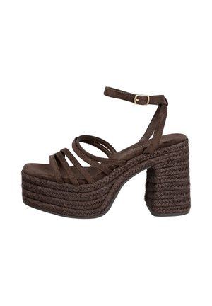 Sandalia de plataforma de ante marrón oscuro con tacón grueso trenzado, tres tiras frontales y correa ajustable en el tobillo con hebilla dorada.