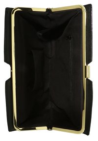 Svart clutch-väska med texturerad yta, guldfärgad kant och svart tyginredning som har en dragkedjeficka och förvaringsutrymme.