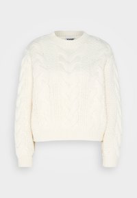 Pull en maille torsadée blanc avec un col rond, des poignets côtelés et un ourlet court, réalisé en fil texturé avec un motif épais.