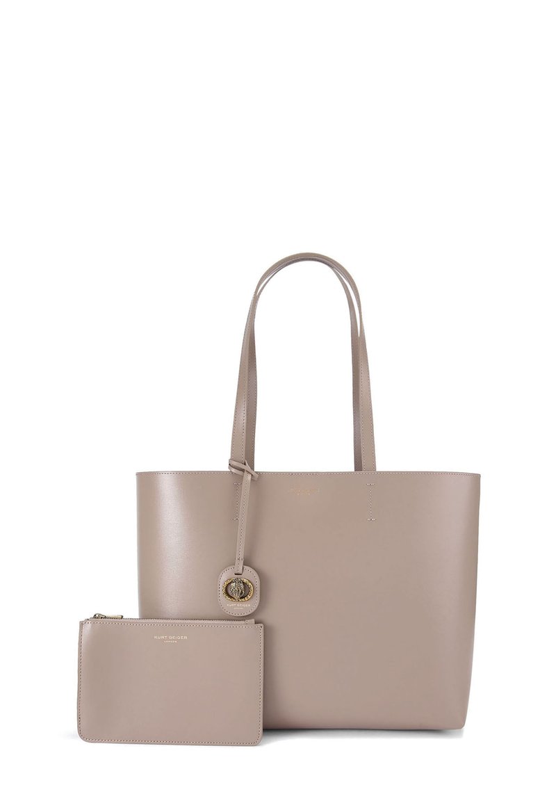 Beżowa skórzana torba na ramię z podwójnymi uchwytami, gładka w dotyku, z zawieszką z akcentami w kolorze złotym; zawiera pasującą mniejszą torbę ze zamkiem błyskawicznym.