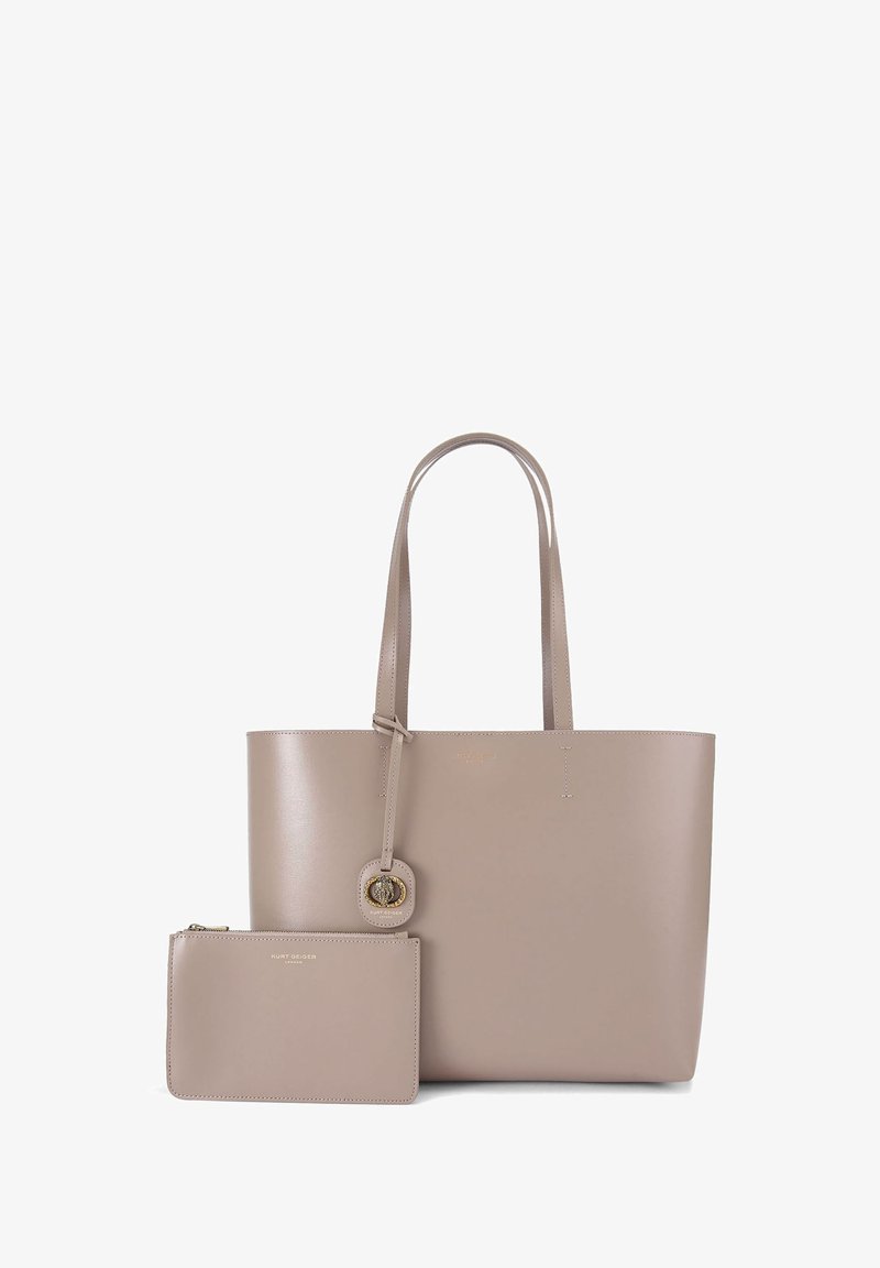 Beżowa skórzana torba na ramię z podwójnymi uchwytami, gładka w dotyku, z zawieszką z akcentami w kolorze złotym; zawiera pasującą mniejszą torbę ze zamkiem błyskawicznym.
