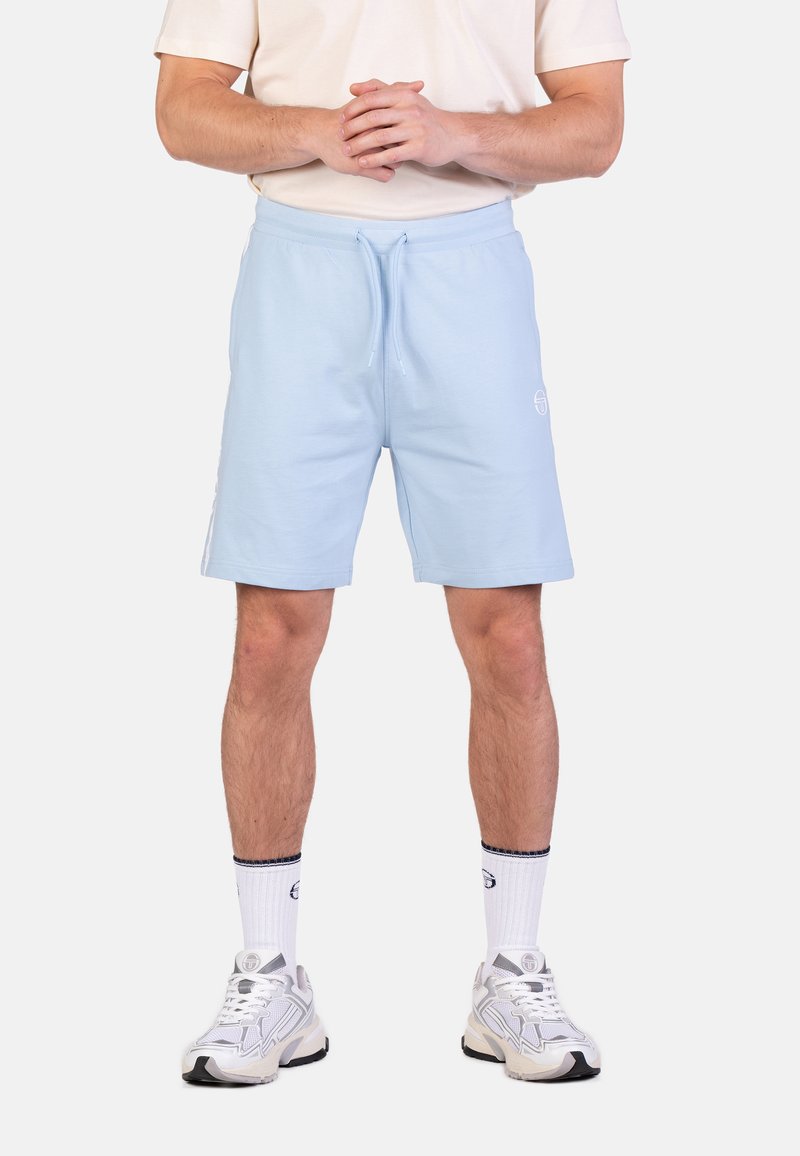 Lichtblauwe sportshorts van zacht materiaal met een elastische tailleband en een trekkoord. Bevat een klein logo aan de voorkant.