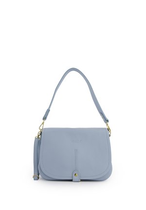 Sac à bandoulière en cuir bleu clair avec fermeture à rabat, ferrures dorées et sangle réglable sur fond blanc.