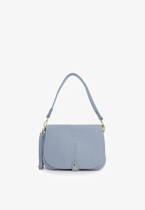 Sac à bandoulière en cuir bleu clair avec fermeture à rabat, ferrures dorées et sangle réglable sur fond blanc.
