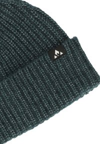 Donkerblauwe gebreide beanie met een ribbelstructuur, voorzien van een zwart label met een wit logo-accent. Zacht, flexibel materiaal.