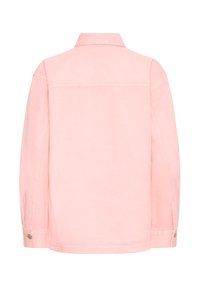 Svetlo roza majica z dolgimi rokavi in gumbastimi manšetami, vidno šivanje in klasičen ovratnik, prikazana s hrbtne strani na beli podlagi.