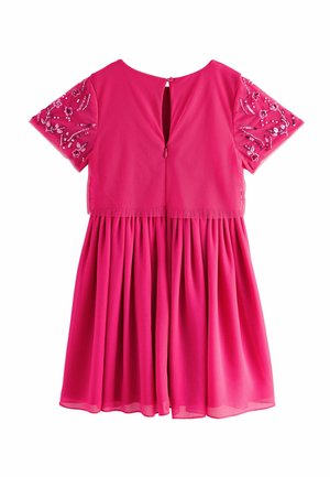Roza haljina s kratkim napućenim rukavima, cvjetnim vezom na ramenima, otvorom u obliku ključa na leđima i naboranim dijelom suknje.