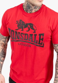 Lonsdale NORMALE PASSFORM LOGO - Nyomott mintás póló - red black