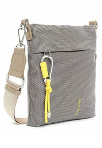 Borsa a tracolla in tessuto grigio intrecciato con una finitura testurizzata. Caratterizzata da un accento giallo, hardware in argento, tracolla regolabile e tasca anteriore con zip.
