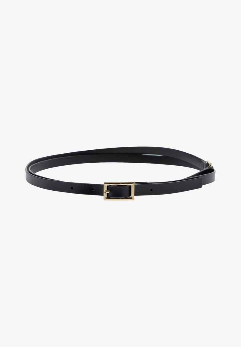Ceinture fine en cuir noir avec petite boucle rectangulaire dorée et plusieurs trous de réglage disposés en cercle sur fond blanc.