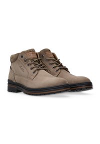 Bruine suède enkellaarsjes met een gestructureerde hak, metalen oogjes, bruine veters en een zwarte rubberen zool met een accentstreep.