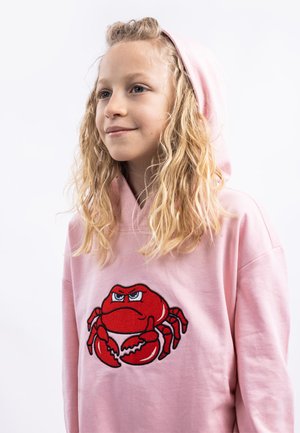 Rosa Kapuzenpullover mit einem großen roten Krebs-Motiv, das auf der Vorderseite gestickt ist. Er hat lange Ärmel und eine weiche, strukturierte Oberfläche.