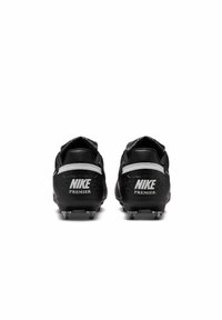 Fekete Nike Premier focicipők textúrázott bőrből készültek, megerősített sarokkal és jellegzetes logóval rendelkeznek. Átlátszó taposóstoplik a fűre történő tapadás érdekében.