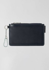 Portafoglio in pelle blu navy con chiusura a zip, dotato di una catena argento e un moschettone. Texture liscia e forma rettangolare con cuciture in vista.